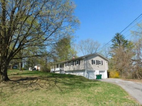 32 Strawberry Hill Ln, New Hamburg, NY 12590-1016