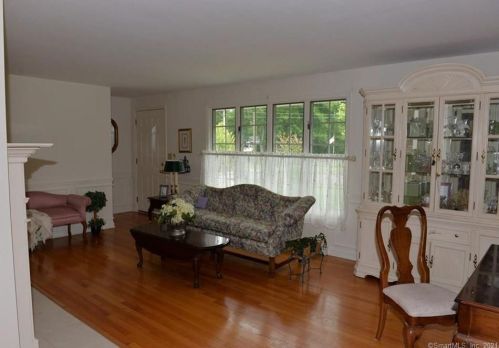 42 Angel Pl, North Haven CT  06473-2401 exterior