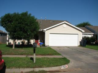 921 Edinburg Dr, Yukon OK  73099-7579 exterior