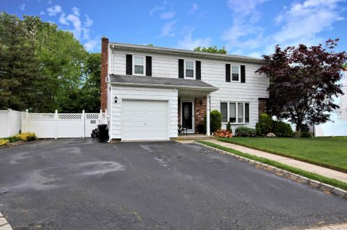 94 Gainsborough Rd, Holbrook, NY 11741-2871