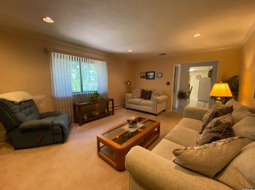 18 Stonehurst Ln, Huntington Station NY  11746-7932 exterior