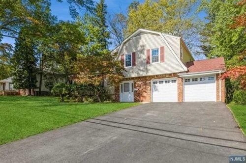 3 Lincoln Ter, Harrington Park, NJ 07640-1222