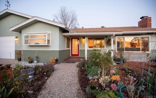 540 Avalon Dr, Vista, CA 92084-6212