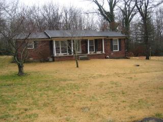 1106 Rainbow Cir, Westmoreland, TN 37186-2035