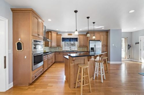 6 Nolan St, Norwalk CT  06850-2525 exterior