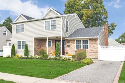 15 Martin Rd, Bethpage, NY 11714-5109