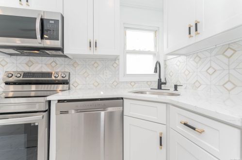 820 County Line Rd, Amityville NY  11701-1752 exterior