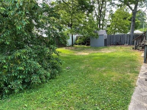 385 Broome Ave, North Lindenhurst NY  11757-3834 exterior