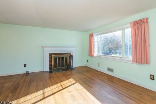 13 Potter Ct, Montclair NJ  07043-1514 exterior