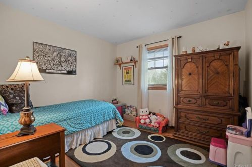 16 Vorndran Dr, New Hamburg NY  12590-4517 exterior