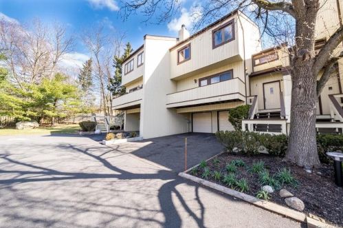 18 Bannock Ct, Airmont, NY 10901-4142