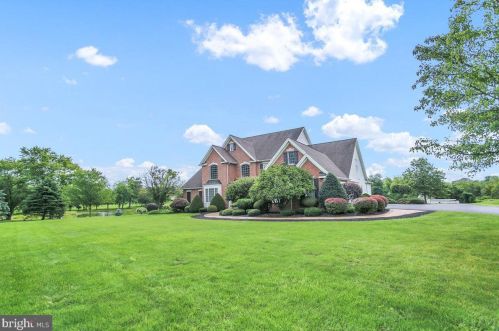 660 Meadow Ln, Hummelstown, PA 17036-7410