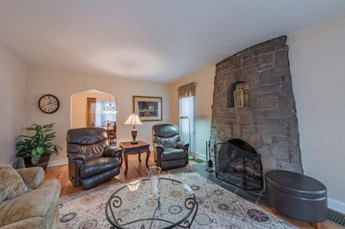 1051 Woodberry Rd, New Kensington, PA 15068-5307