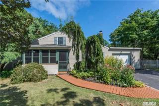 205 Kensington Ave, Bay Port, NY 11705-1832