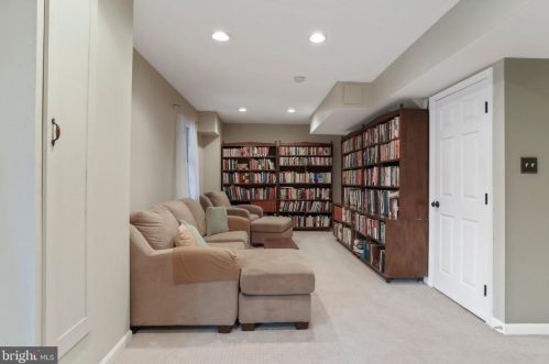 5550 Wide Oak Ct, Woodbridge VA  22192-6036 exterior