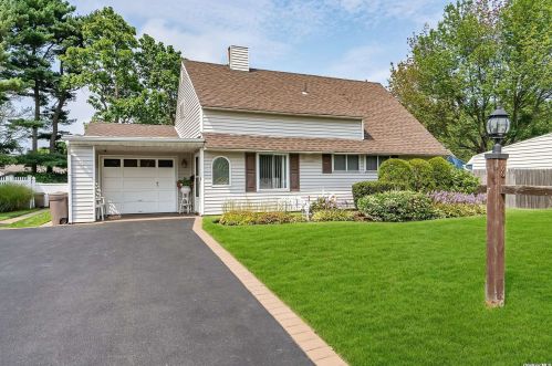 8 Pinecone Ln, Westbury, NY 11590-6205