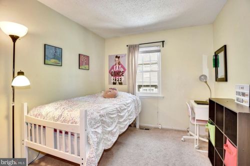 2376 Hunters Square Ct, Herndon VA  20191-2818 exterior