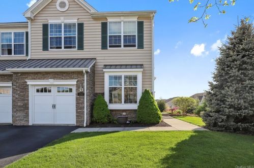1207 Hustis Dr, Fishkill, NY 12524-4967