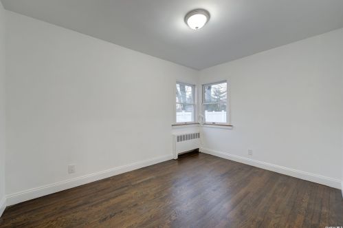 104 Woodoak Dr, Westbury NY  11590-1033 exterior