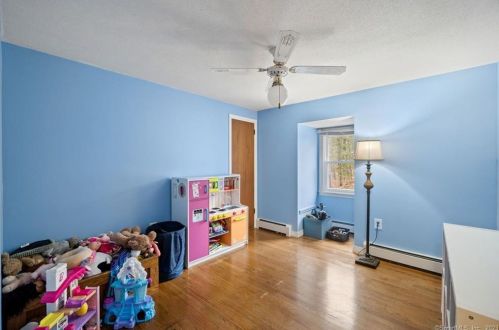 11 Palmer Dr, Gales Ferry CT  06335-1529 exterior