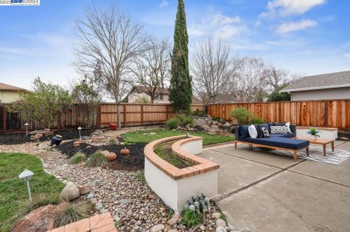 7515 San Sabana Rd, Pleasanton CA  94568-2245 exterior