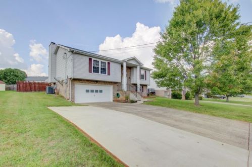 2130 Amadeus Dr, Clarksville, TN 37040-7504