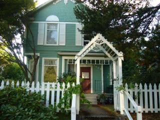 1529 44 Ave, Seattle WA  98116-1619 exterior