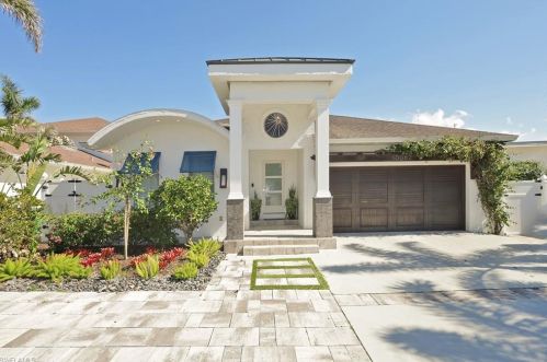 10062 Vanderbilt Dr, Naples FL  34108-2102 exterior