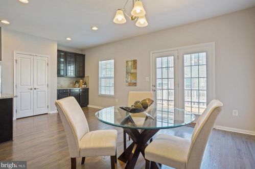 1739 Rockledge Ter, Woodbridge VA  22192-2512 exterior