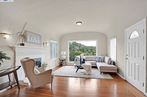 8338 Golf Links Rd, Oakland, CA 94605-4117