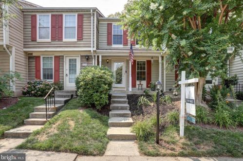 1632 Fieldthorn Dr, Herndon, VA 20194-1593