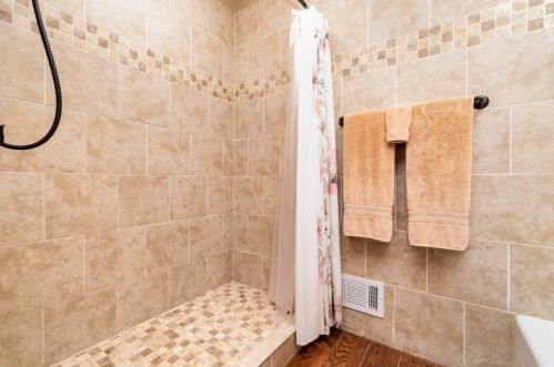 560 Woodlawn Dr, Valpo IN  46385-3347 exterior