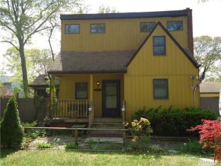 12 Roosevelt Ave, Selden, NY 11784-3518