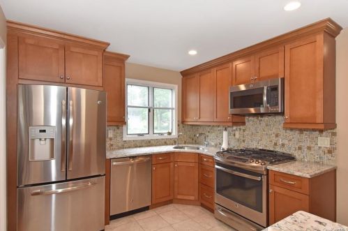 34 Rogers Dr, New Rochelle, NY 10804-1013