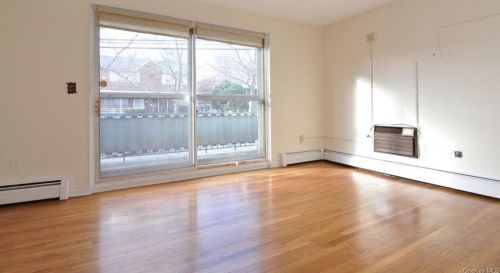 2420 Kingsland Ave, Bronx NY  10469-6202 exterior