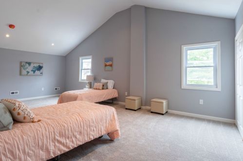 2 Butterfield Ln, Stratham NH  03885-2344 exterior