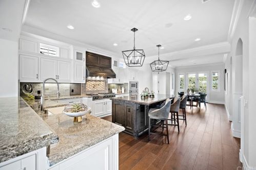 920 Kings Rd, Newport Beach CA  92663-5718 exterior