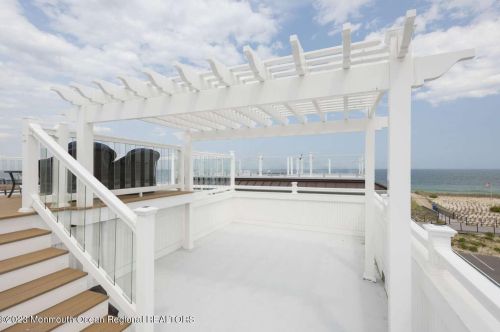 5 Fort Ave, Pelican Island NJ  08751-1512 exterior