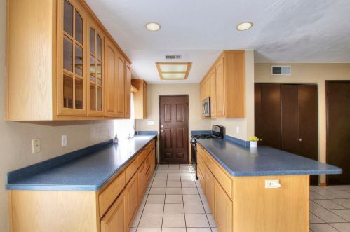 8974 El Oro Plaza Dr, Elk Grove CA 95624-2613 exterior