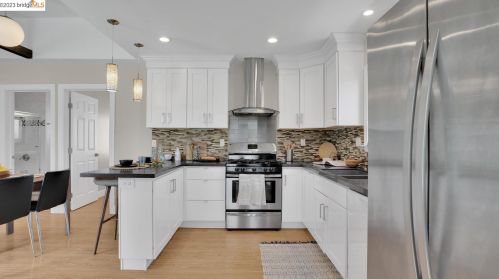 7964 Greenly Dr, Oakland, CA 94605-3602