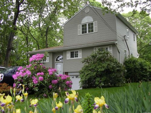 207 Malts Ave, West Islip, NY 11795-2511