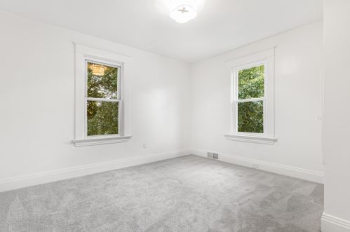 318 New Castle St, Zelienople PA  16063-1336 exterior