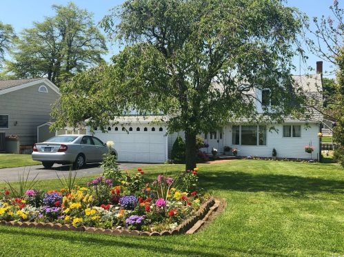 8 Orchard Neck Rd, Center Moriches, NY 11934-3607