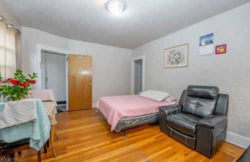 732 2nd Ave, Roselle, NJ 07203-1645