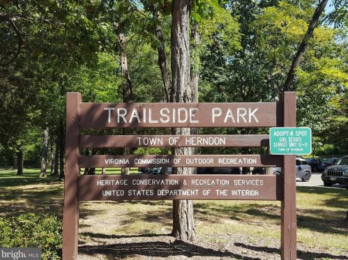 1125 Artic Quill Rd, Herndon VA  20170-3603 exterior