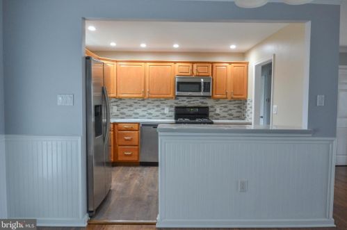 4 Guenever Dr, New Castle DE  19720-2923 exterior