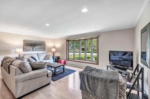 576 Hilltop Dr, Green Bay, WI 54301-2718