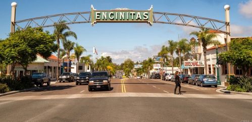 687 Coast Highway 101, Encinitas CA  92024-3578 exterior