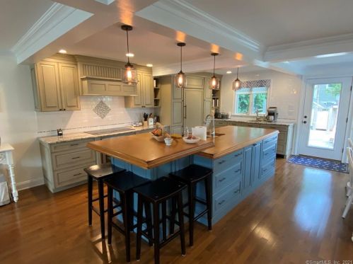 24 Middlefield St, Groton CT  06340-8826 exterior