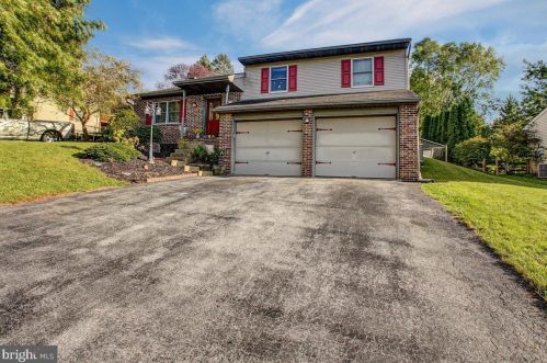 25 Chapel View Dr, Swartzville, PA 17569-9506